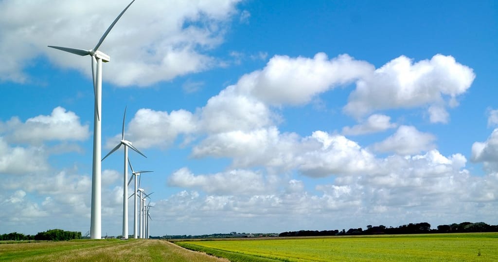Windmolens op dijk